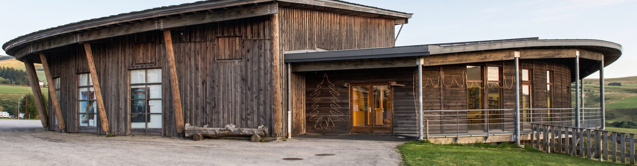 Salle du Centre d'animation des Estables, vue intérieure avec la scène